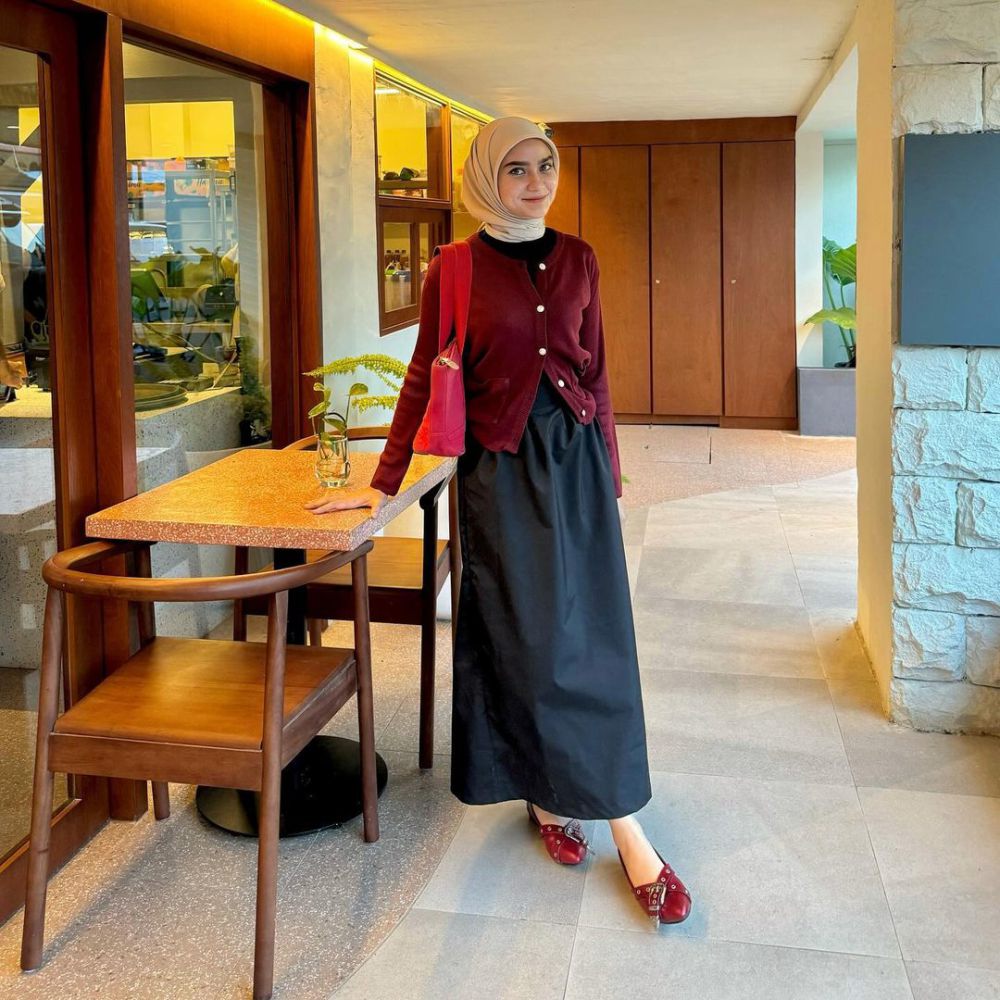 9 Ide Outfit Smart Casual Pakai Rok ala Helwa Bashel, Feminin!