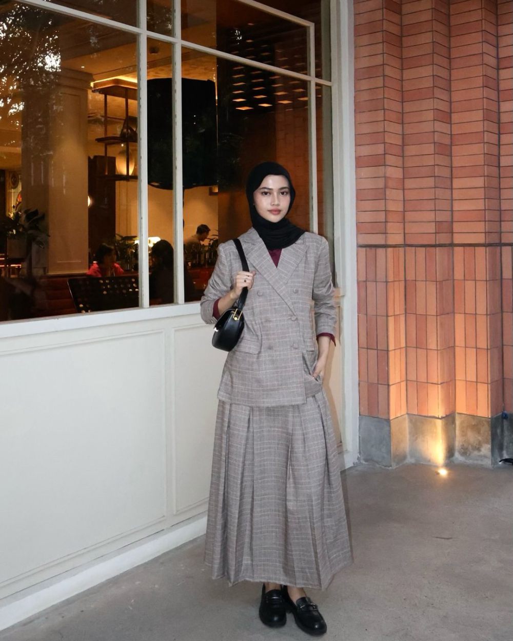 8 OOTD Hijab Business Casual ala Ratu Anditya, Fashionable!