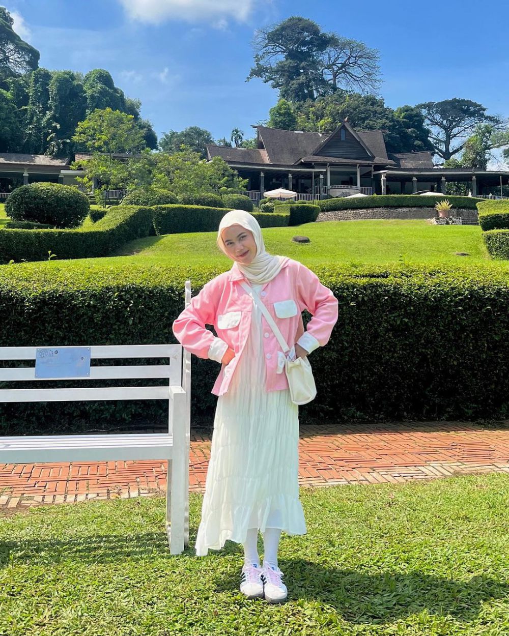 10 Ide Styling Outfit Nuansa Pink ala Hilda Maulida, Tampil Girly!