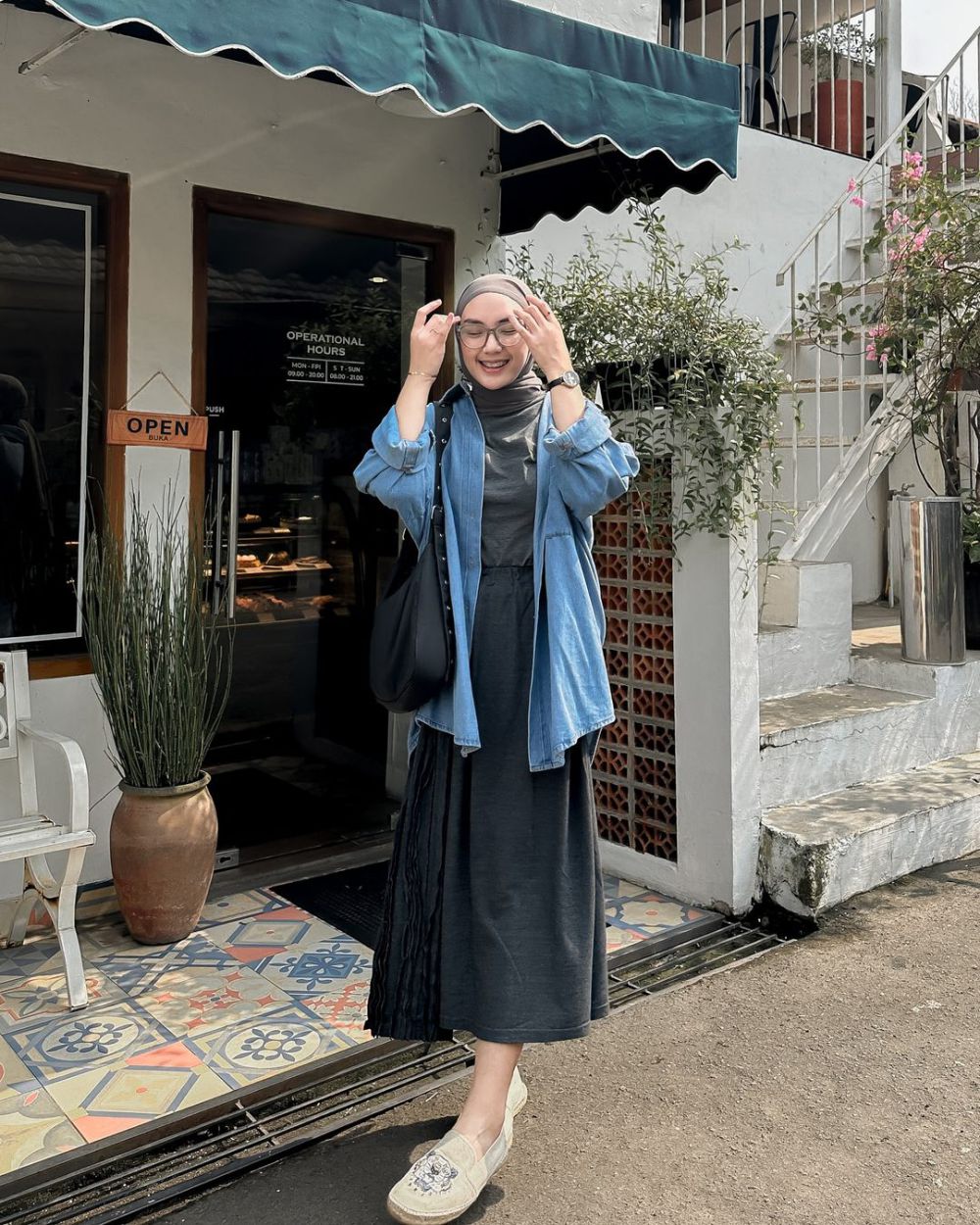 9 Gaya OOTD Hangout Mama Muda ala Ranie Karlina, Effortlessly Chic!