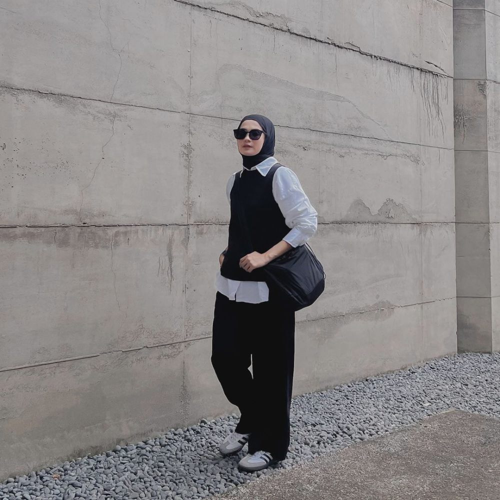 9 Ide Gaya Hijab Business Casual ala Anggita Kusuma Dewi, Chic!