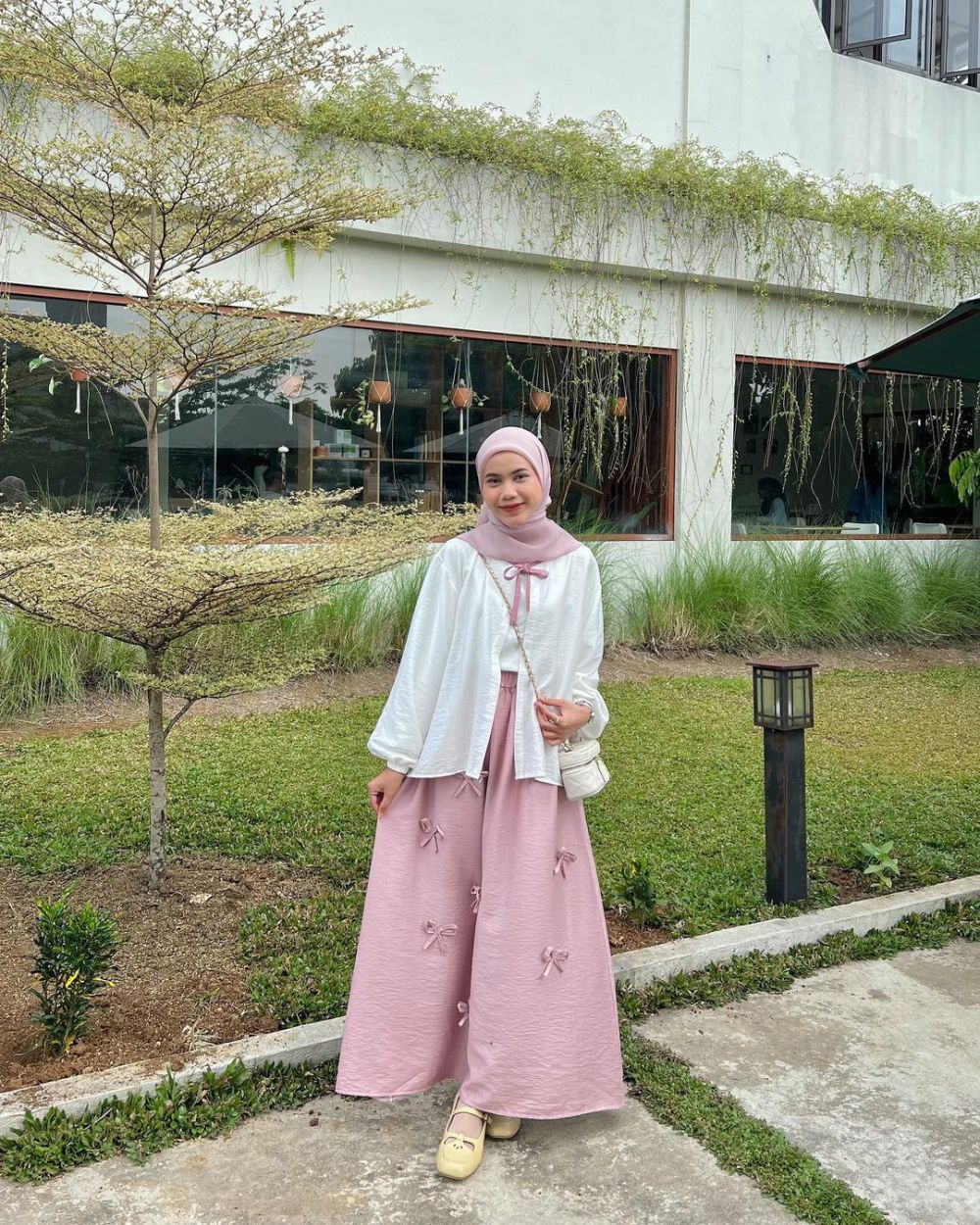 10 Ide Styling Outfit Nuansa Pink ala Hilda Maulida, Tampil Girly!