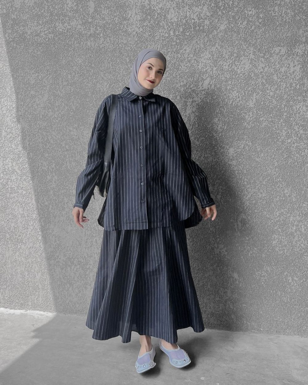 9 Ide Gaya Hijab Business Casual ala Anggita Kusuma Dewi, Chic!