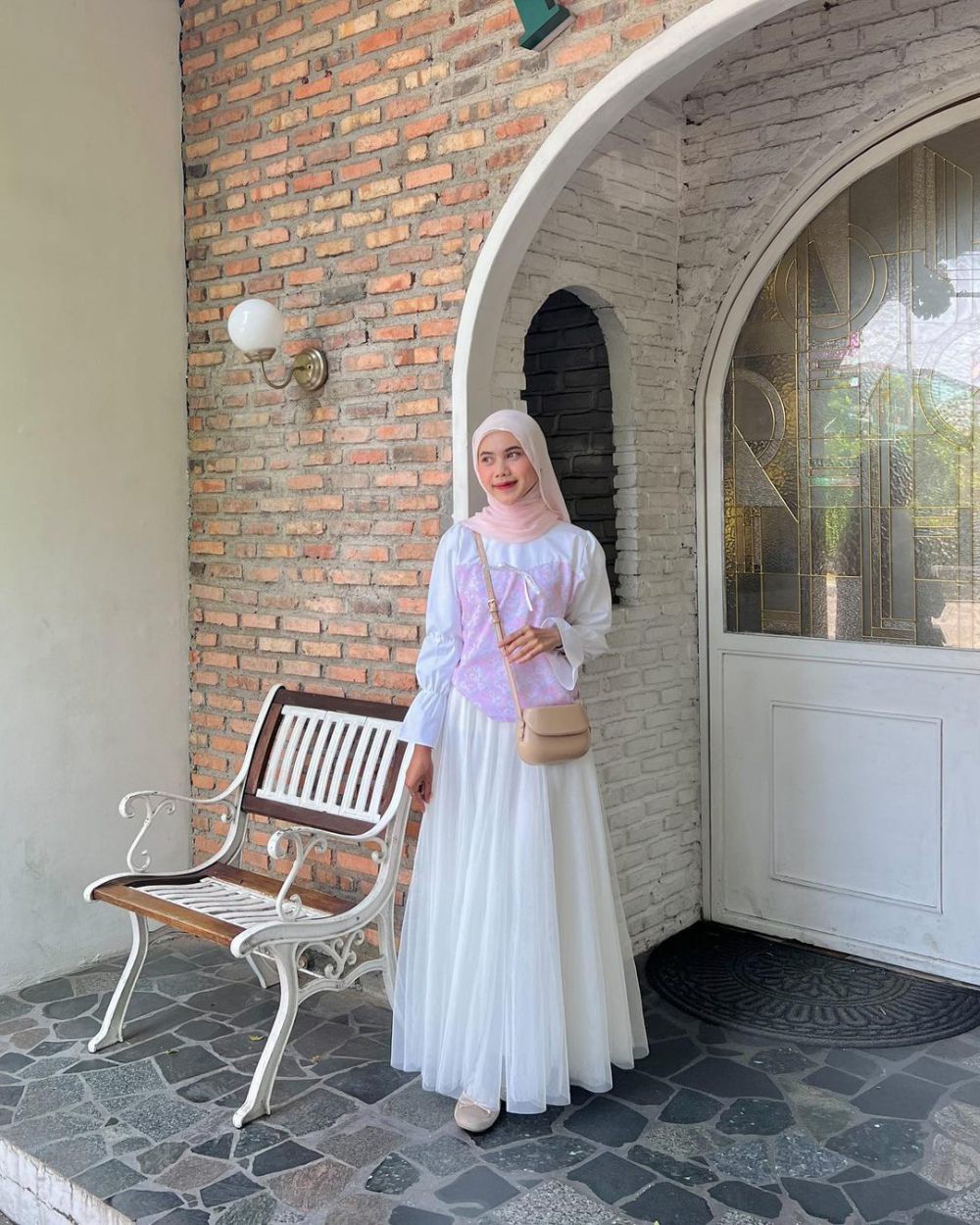 10 Ide Styling Outfit Nuansa Pink ala Hilda Maulida, Tampil Girly!