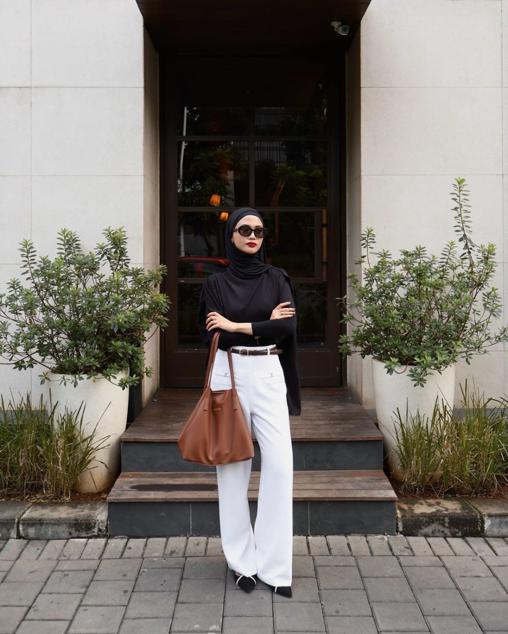 8 OOTD Hijab Business Casual ala Ratu Anditya, Fashionable!