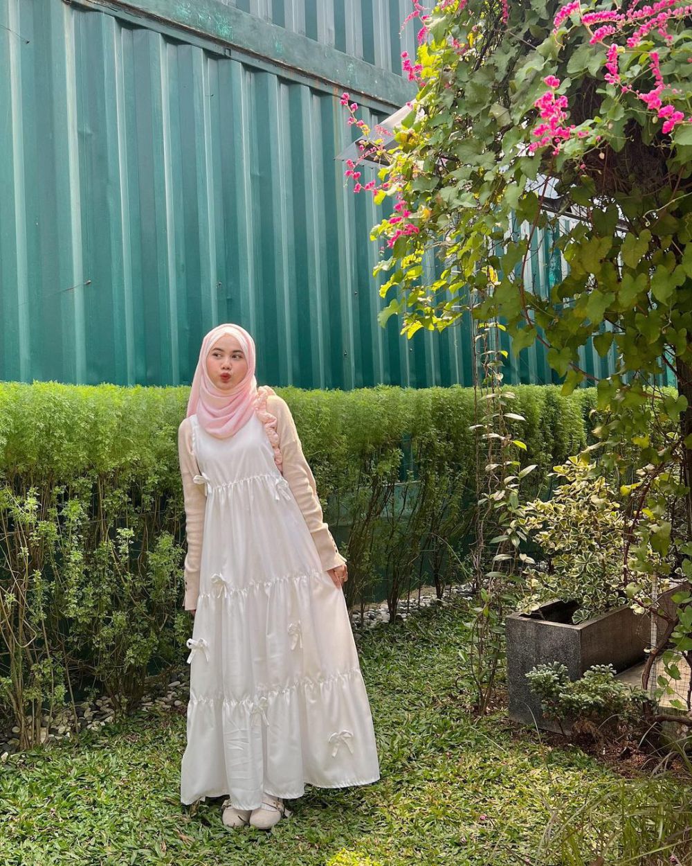 10 Ide Styling Outfit Nuansa Pink ala Hilda Maulida, Tampil Girly!