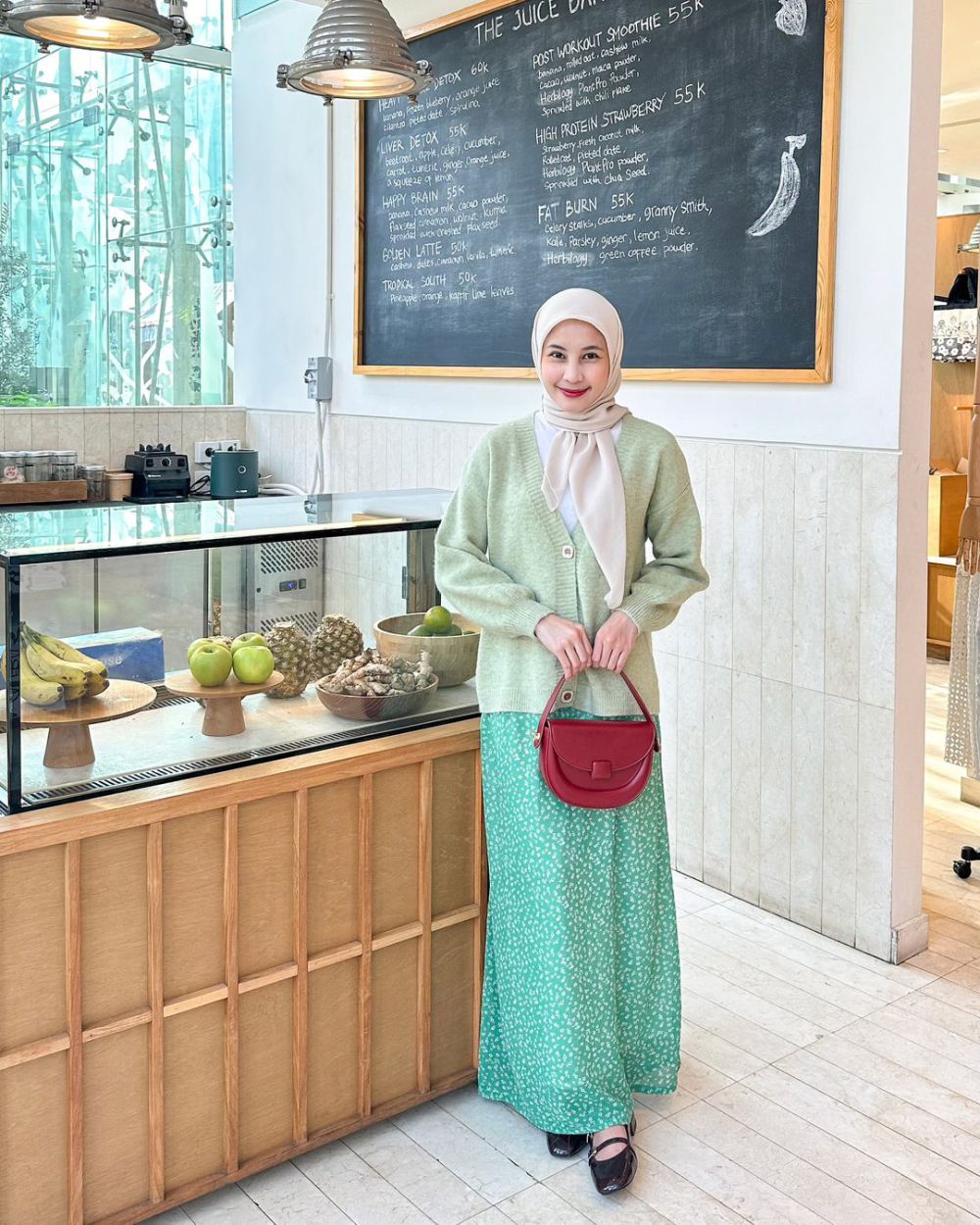 9 Ide Padu-Padan Outfit Warna Pastel Ala Adji Isni Ulfaidah, Gemas!