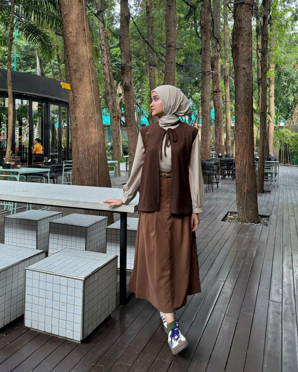 9 Ide Outfit Smart Casual Pakai Rok ala Helwa Bashel, Feminin!