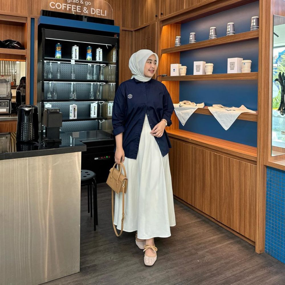 9 Inspirasi Smart Casual Look ala Meilan Indrajati, Santai Berkelas!