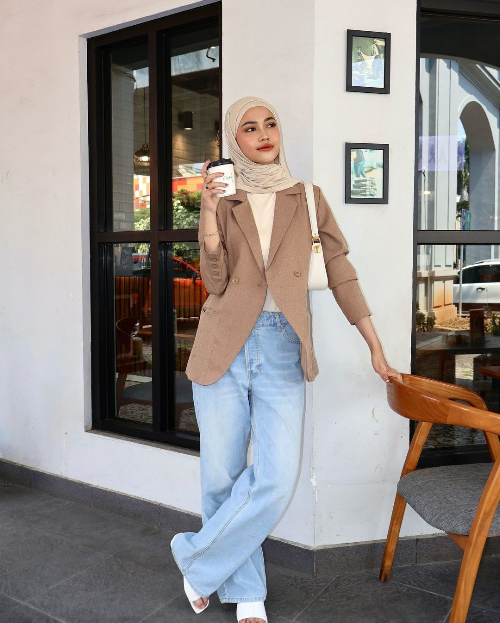 8 OOTD Hijab Business Casual ala Ratu Anditya, Fashionable!