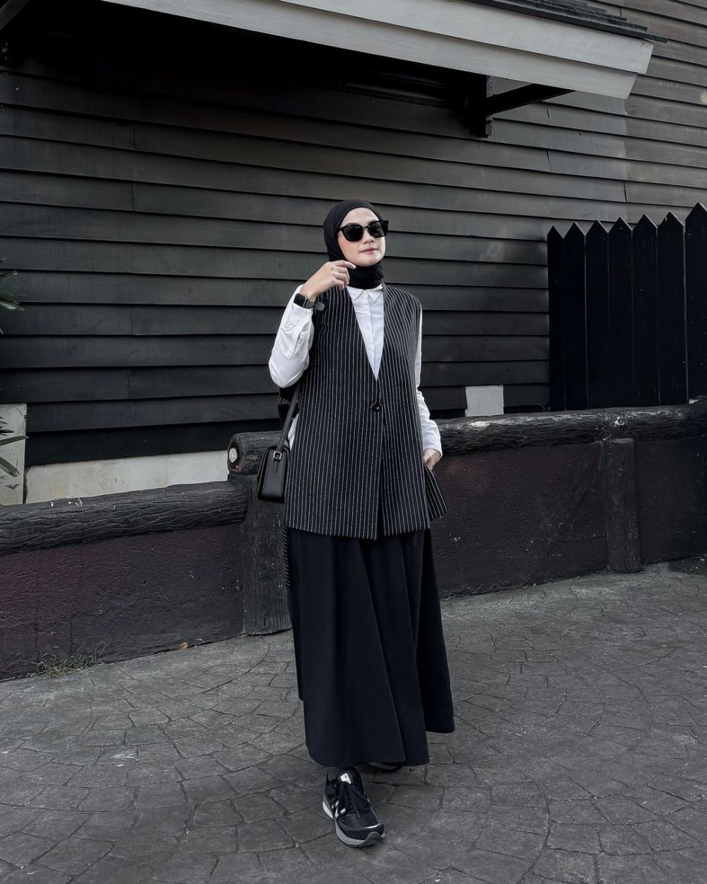 9 Ide Gaya Hijab Business Casual ala Anggita Kusuma Dewi, Chic!