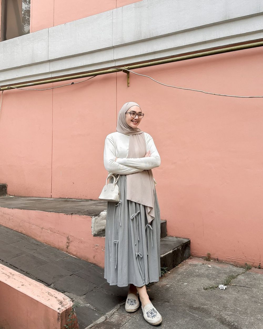 9 Gaya OOTD Hangout Mama Muda ala Ranie Karlina, Effortlessly Chic!