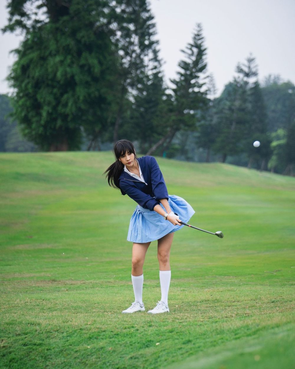 7 Potret Anya Geraldine Main Golf pakai Outfit Biru, Segar!