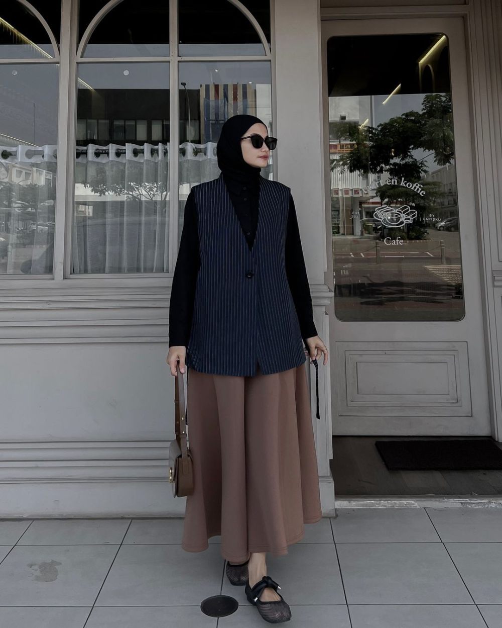 9 Ide Gaya Hijab Business Casual ala Anggita Kusuma Dewi, Chic!