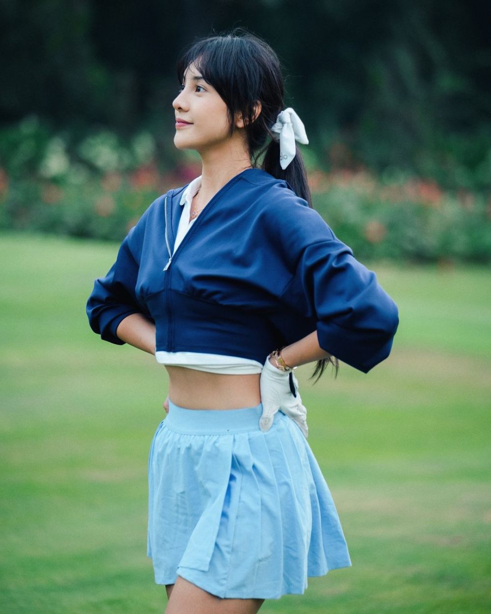 7 Potret Anya Geraldine Main Golf pakai Outfit Biru, Segar!