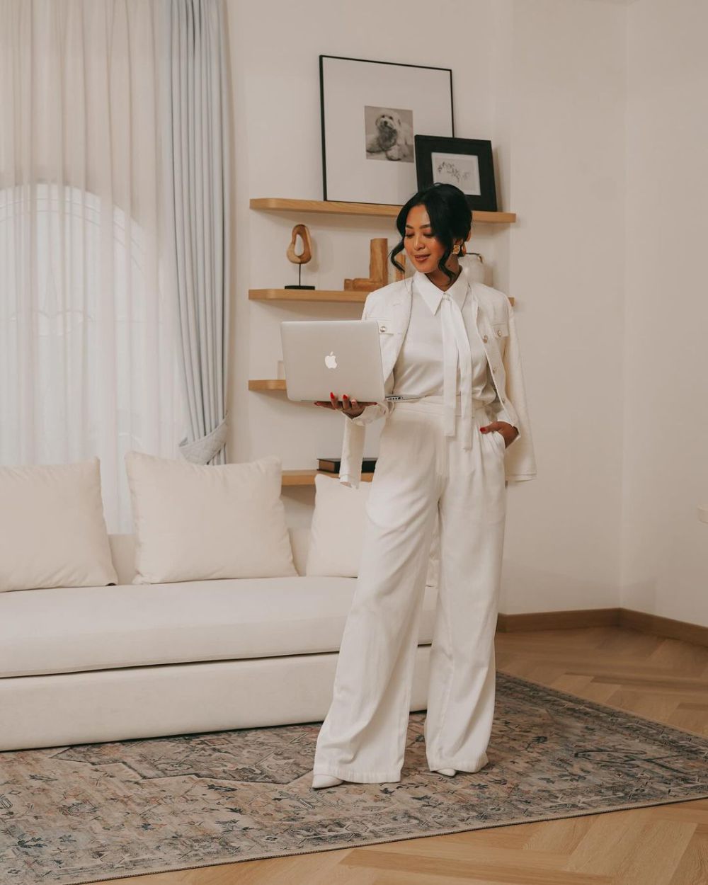 11 Ide Padu Padan White Outfit ala Elizabeth Rahajeng, Looks Classy!