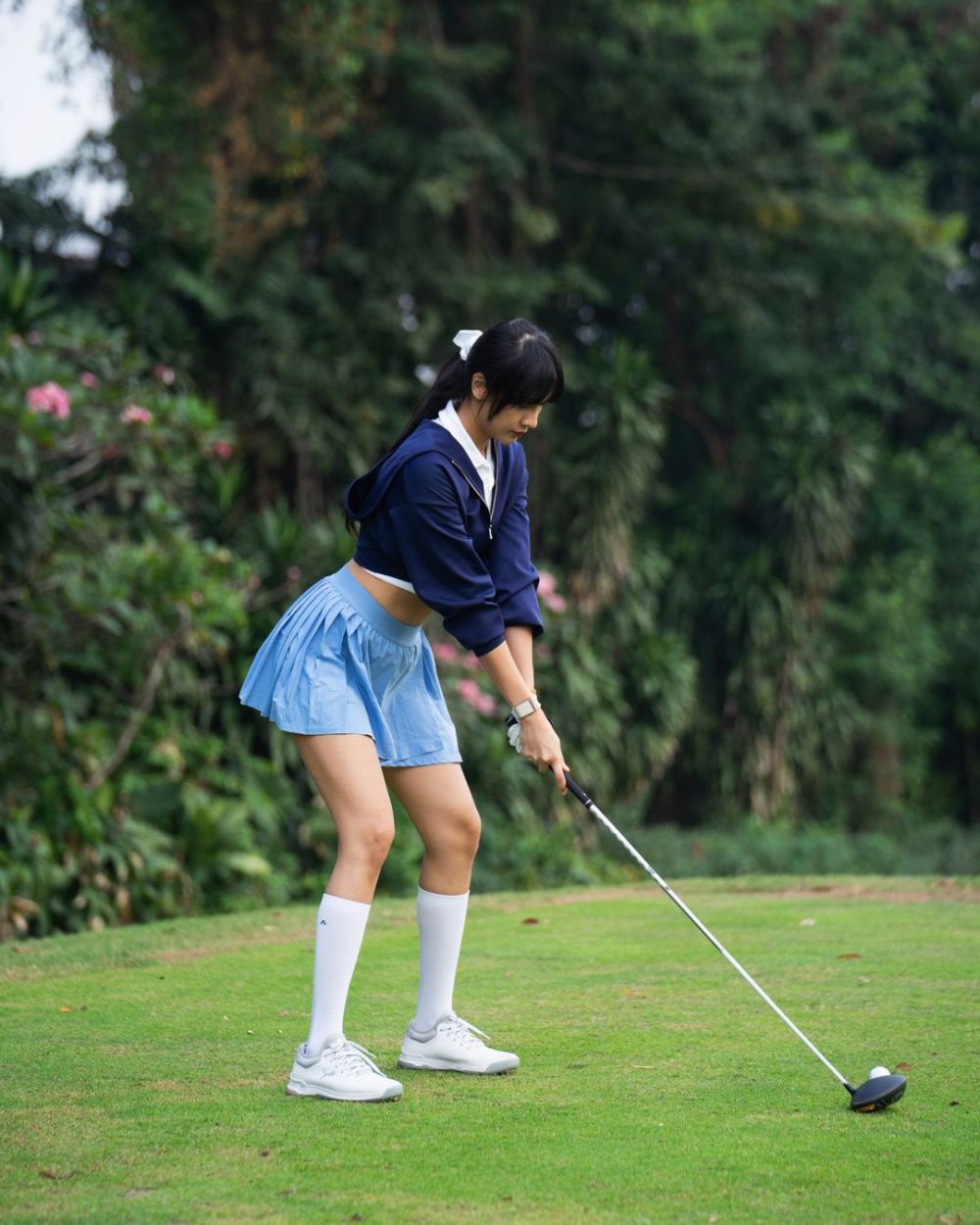 7 Potret Anya Geraldine Main Golf pakai Outfit Biru, Segar!