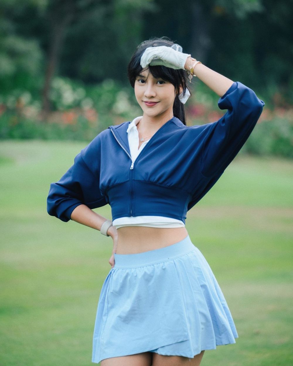 7 Potret Anya Geraldine Main Golf pakai Outfit Biru, Segar!