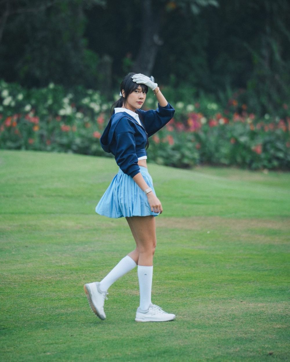 7 Potret Anya Geraldine Main Golf pakai Outfit Biru, Segar!