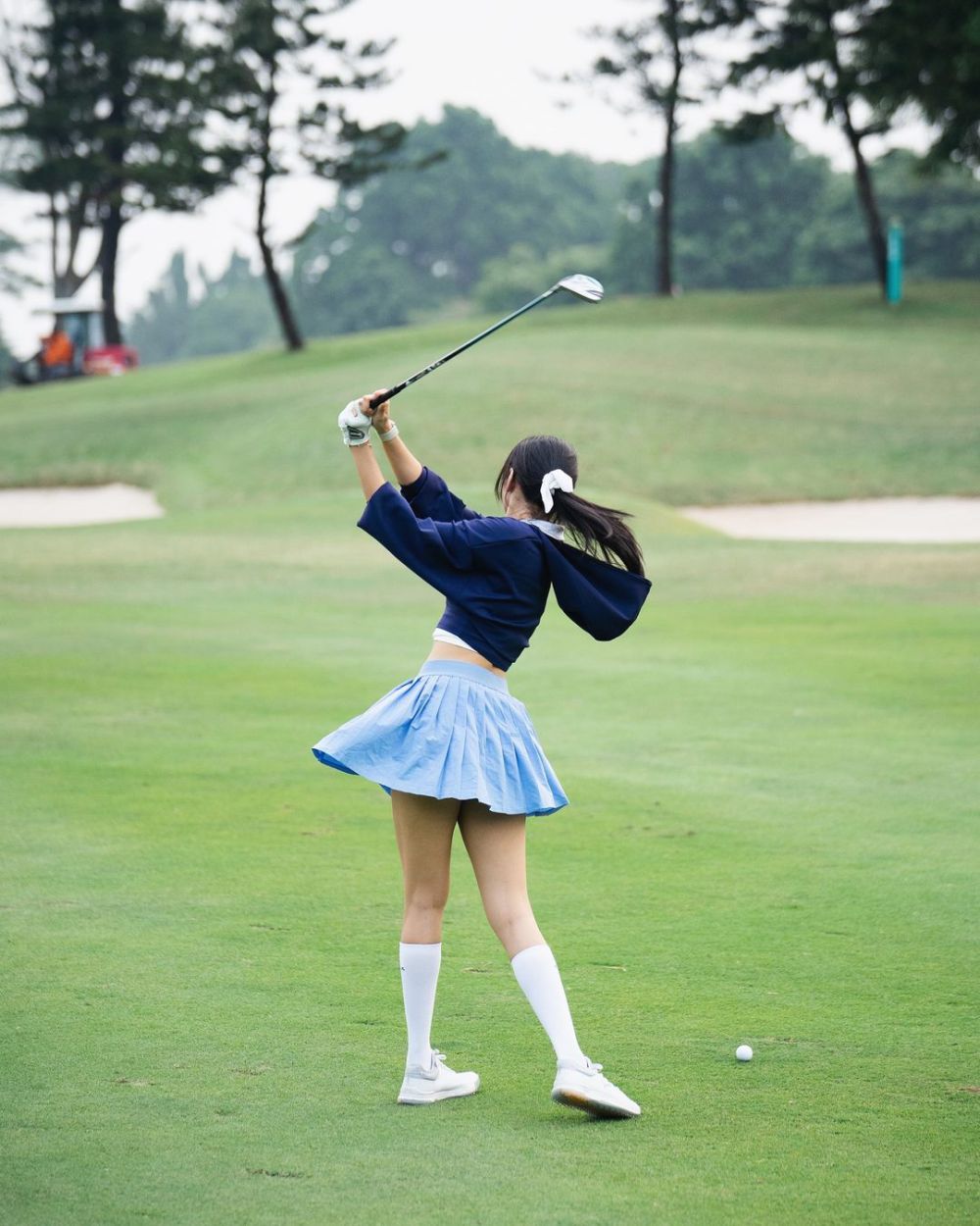 7 Potret Anya Geraldine Main Golf pakai Outfit Biru, Segar!