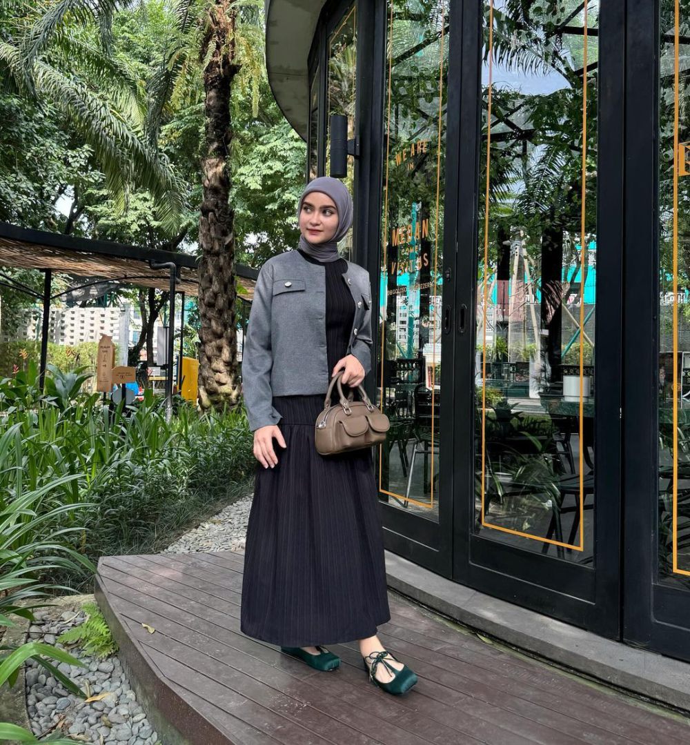 9 Ide Outfit Smart Casual Pakai Rok ala Helwa Bashel, Feminin!