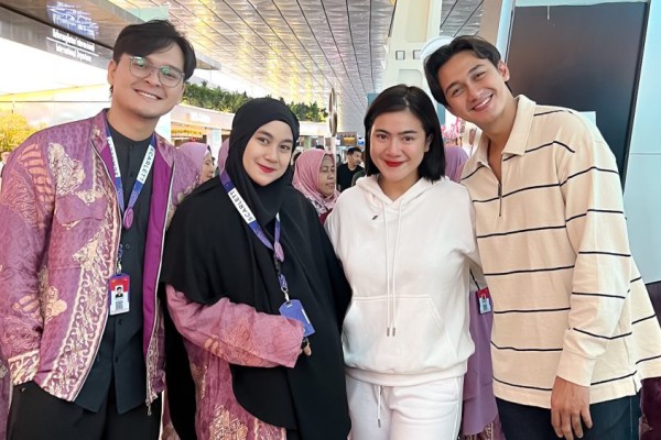 Anisa Rahma Laksanakan Umrah Bareng Suami