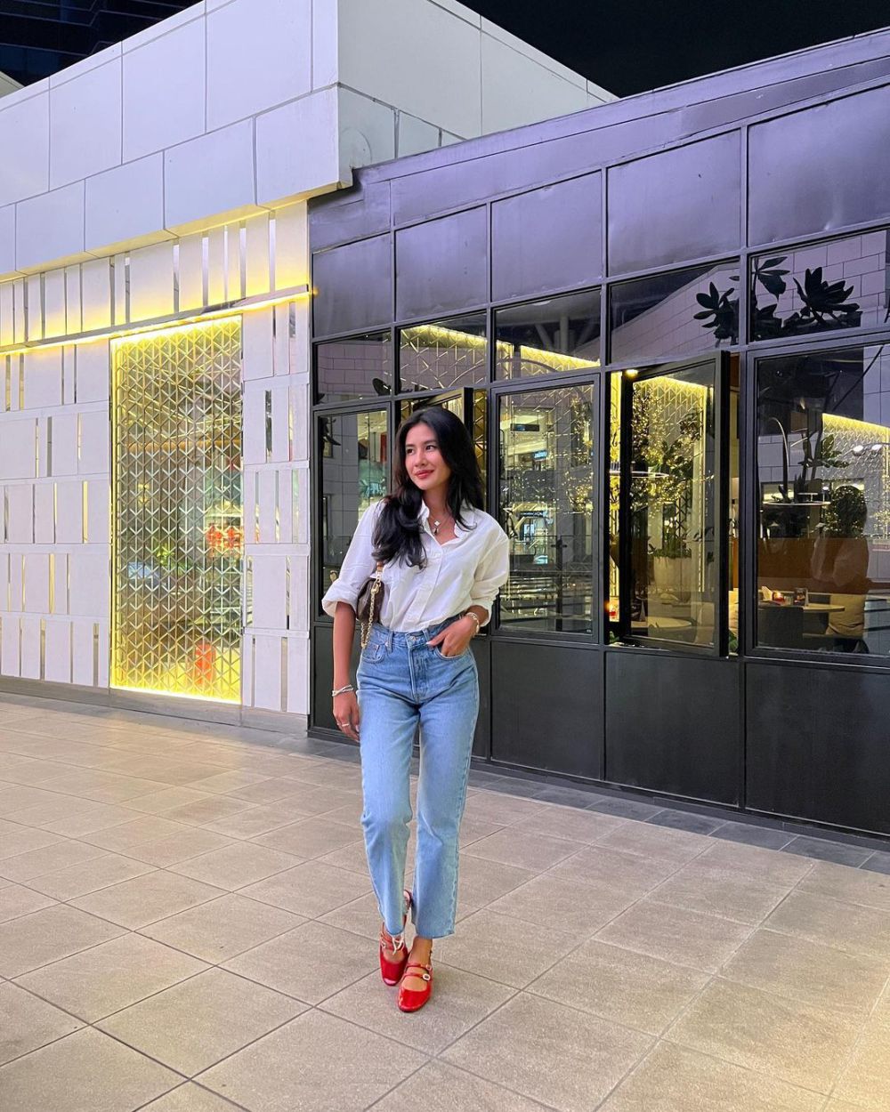 7 Ide Styling Celana Jeans ala Shenina Cinnamon, Gak Pakai Ribet