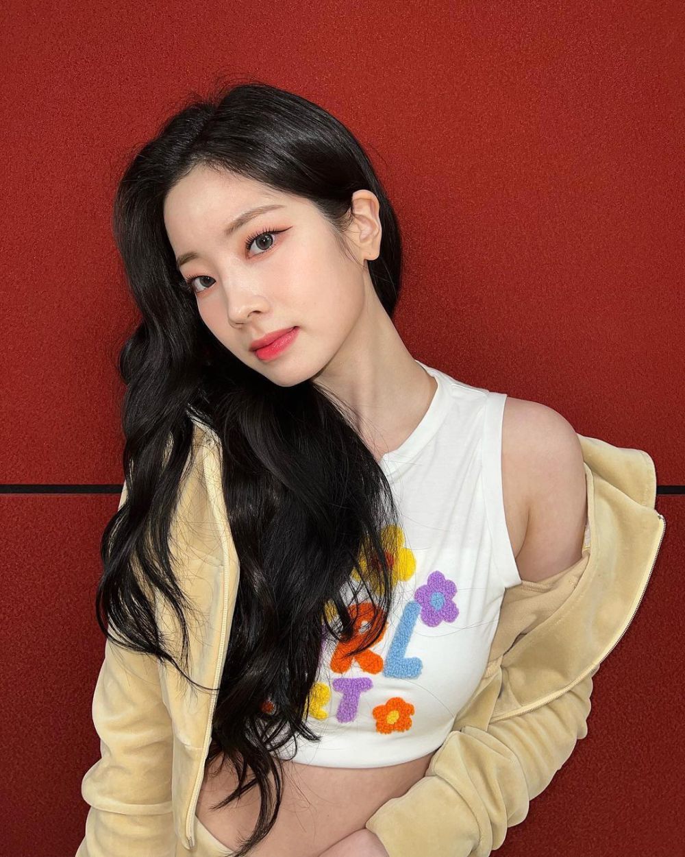 8 Inspirasi OOTD Crop Top ala Dahyun TWICE, Simpel tapi Stunning!