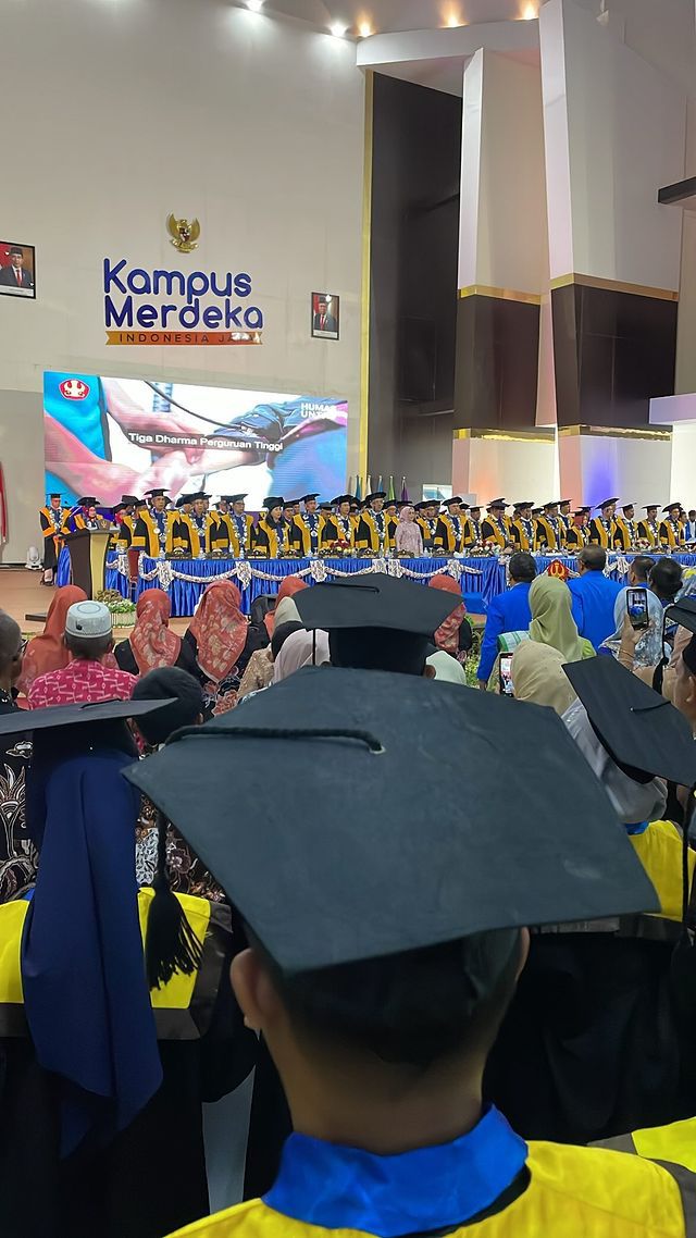 7 Potret Pasha Ungu dan Istri Wisuda Bareng, Lulus S1! 