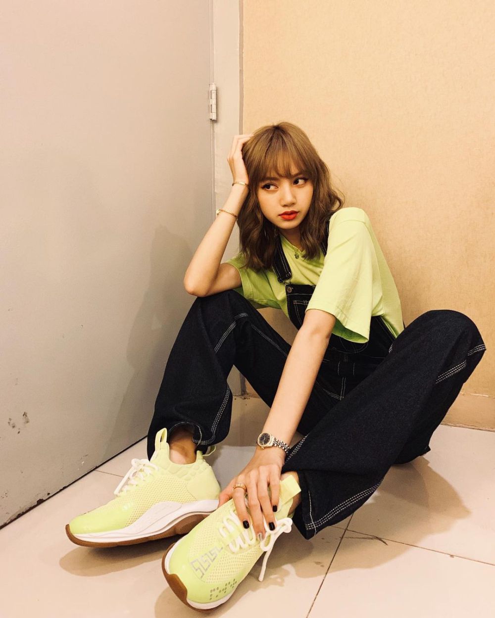 12 Style Lisa BLACKPINK dengan Outfit Nuansa Hijau, Super Catchy!