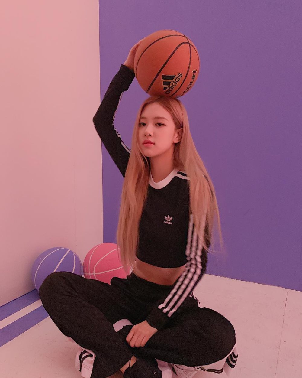 12 Gaya Sporty ala Rose BLACKPINK, Comfy dan Keren!