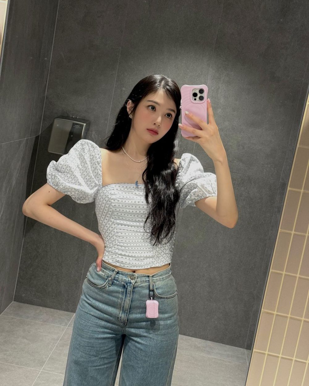 12 Referensi Outfit Soft Girl ala Joy Red Velvet, Looks Pretty!