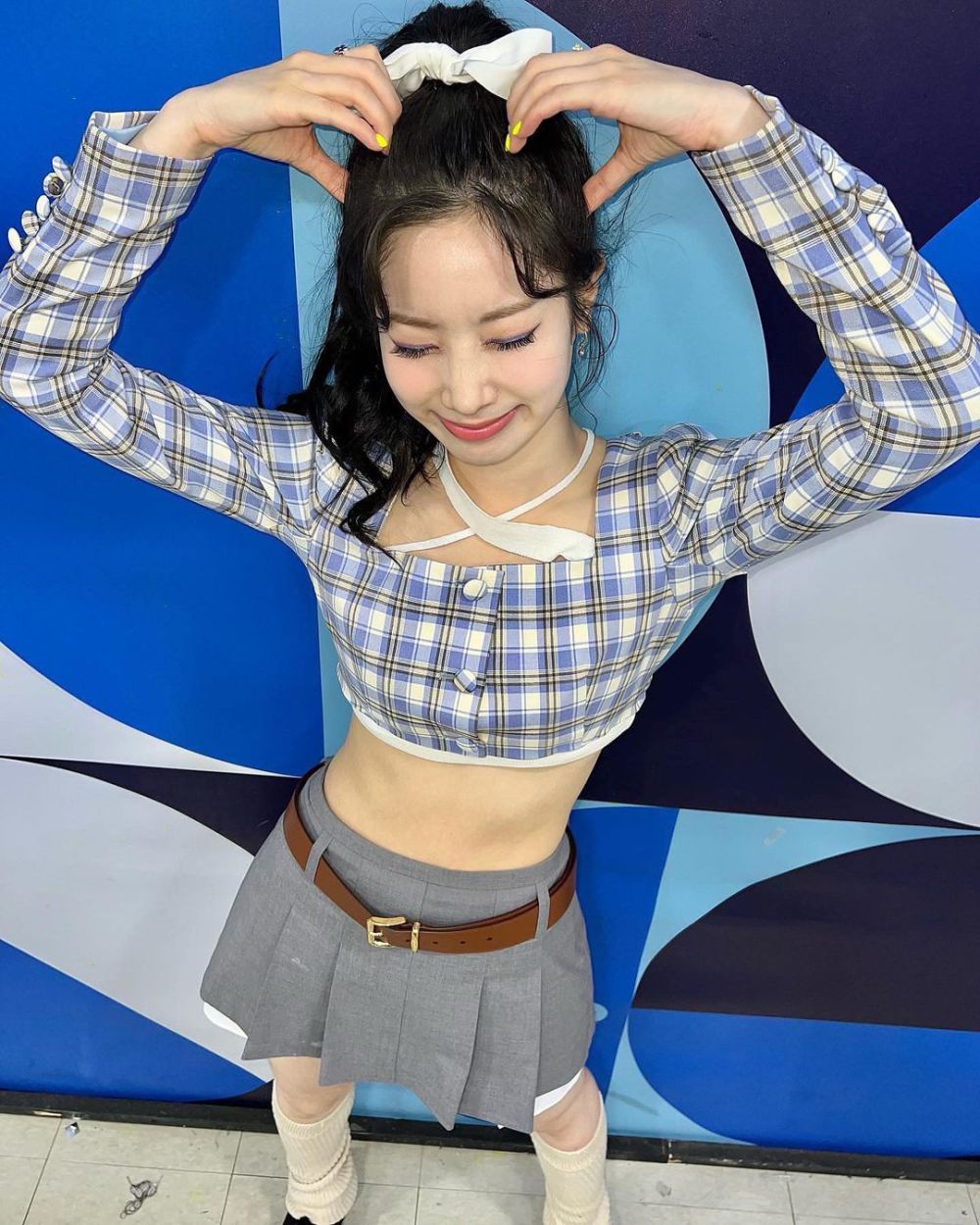 8 Inspirasi OOTD Crop Top ala Dahyun TWICE, Simpel tapi Stunning!