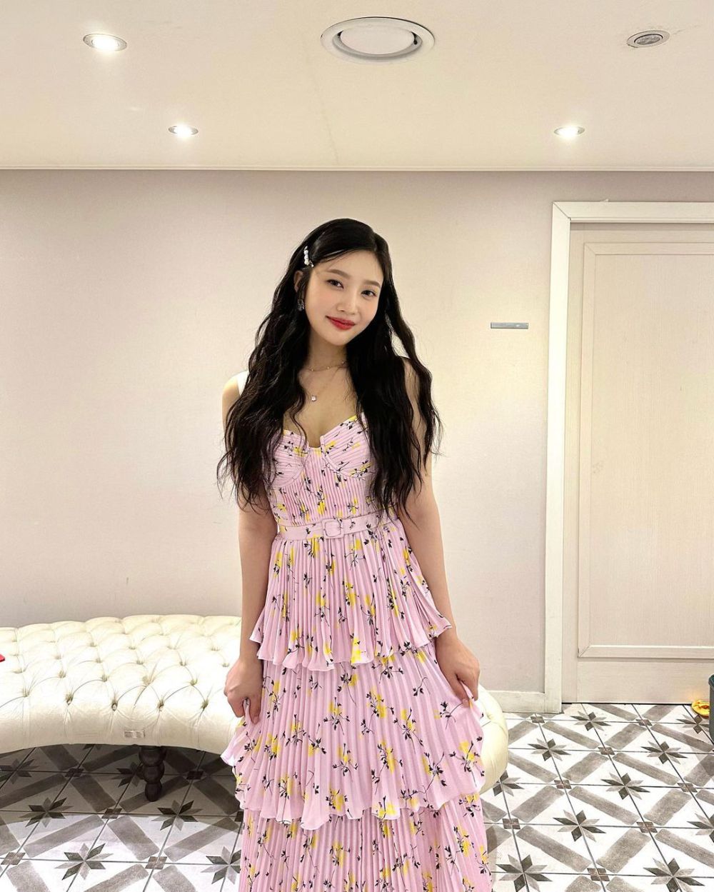 12 Referensi Outfit Soft Girl ala Joy Red Velvet, Looks Pretty!