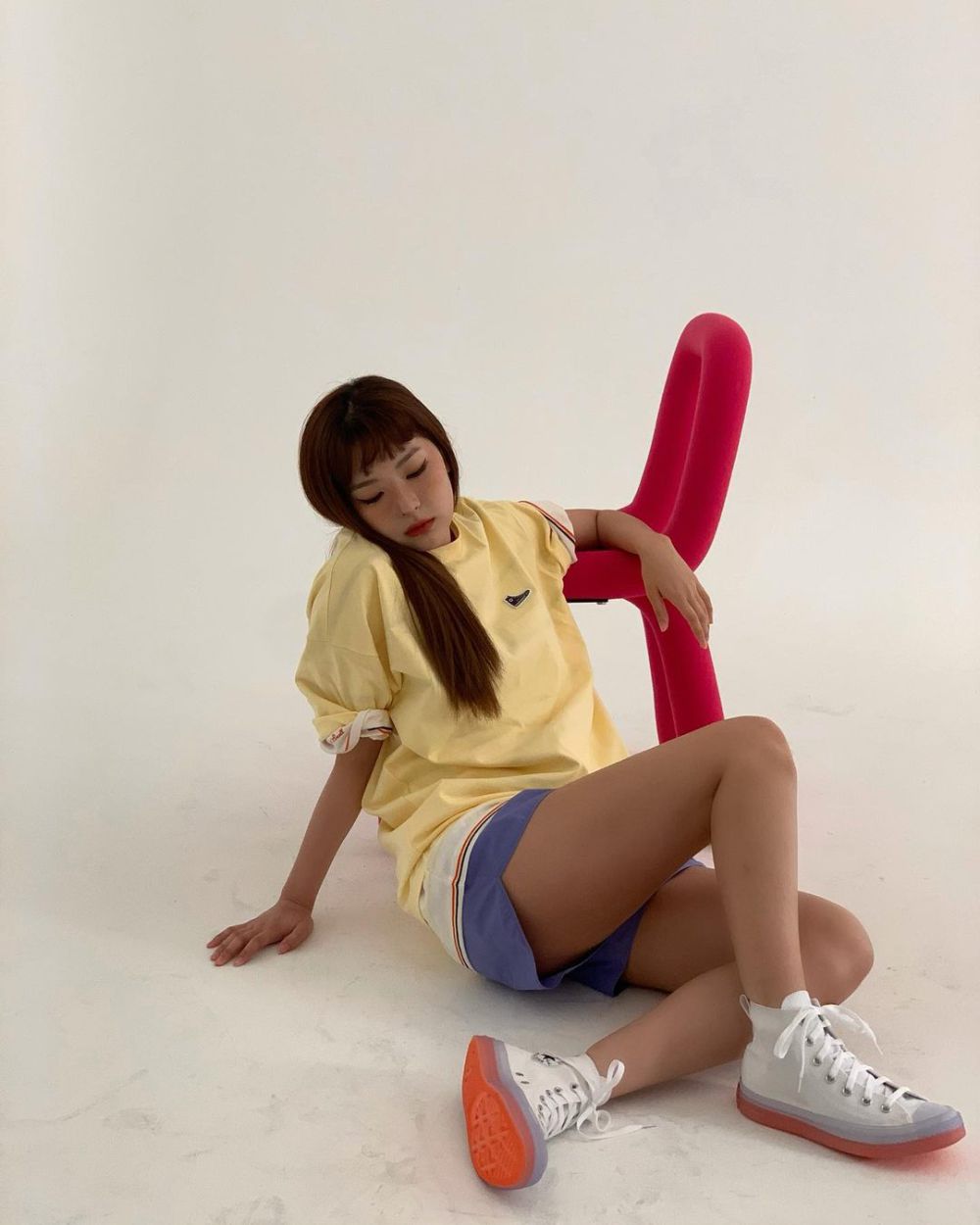 12 Padu Padan Outfit Nuansa Kuning ala Seulgi Red Velvet, Gak Boring!