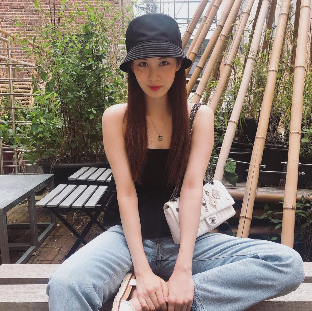 7 OOTD Liburan Pakai Topi ala Seohyun SNSD, Modis Banget 