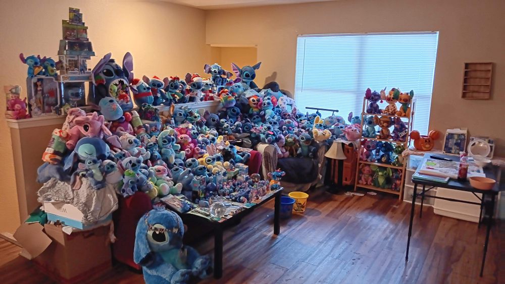 8 Potret Koleksi Disney per Karakter, Stitch Hingga Buzz Lightyear