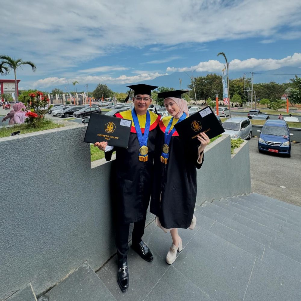 7 Potret Pasha Ungu dan Istri Wisuda Bareng, Lulus S1! 