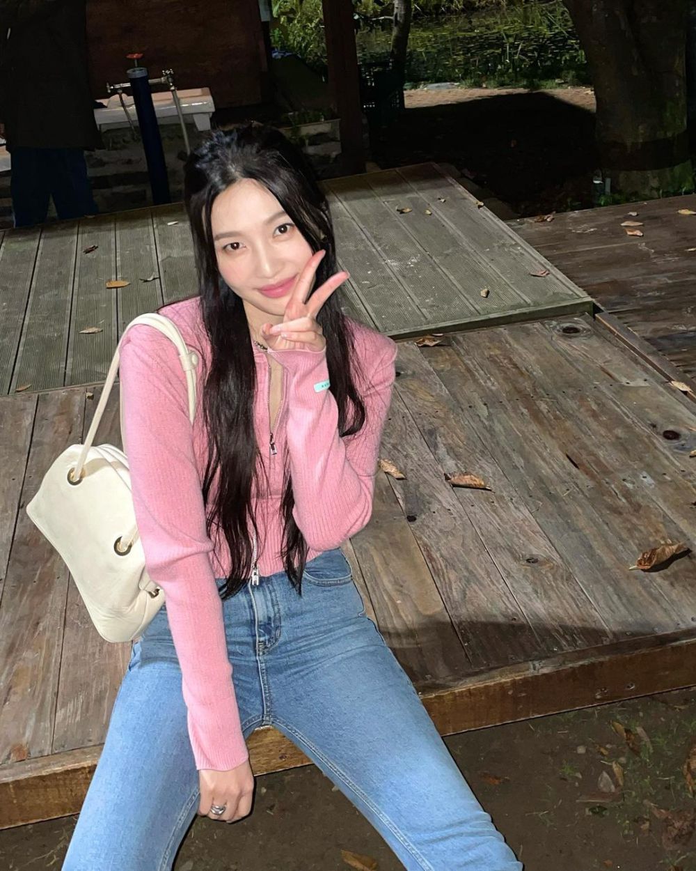 12 Referensi Outfit Soft Girl ala Joy Red Velvet, Looks Pretty!