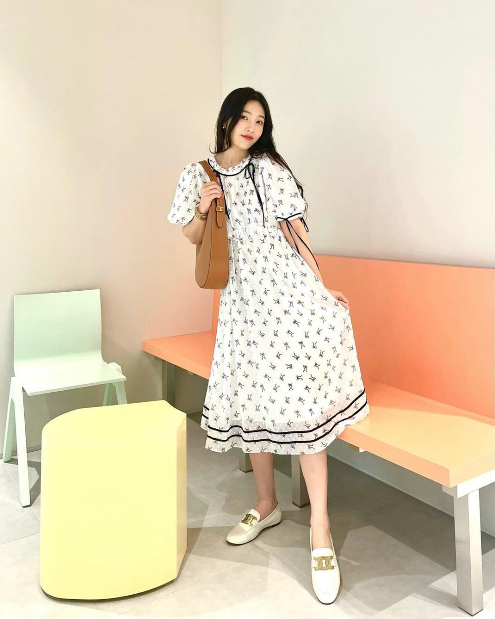 12 Ide Outfit Hangout Pakai Dress ala Joy Red Velvet, So Girly!