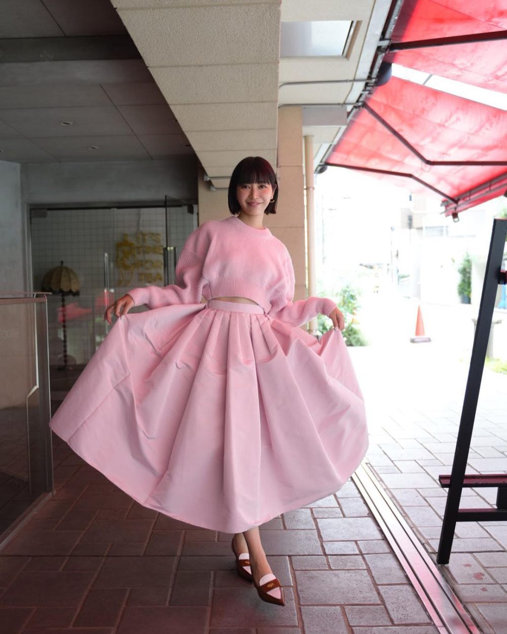 8 Referensi Outfit Pakai Long Skirt ala Hinako Umemura, Manis!