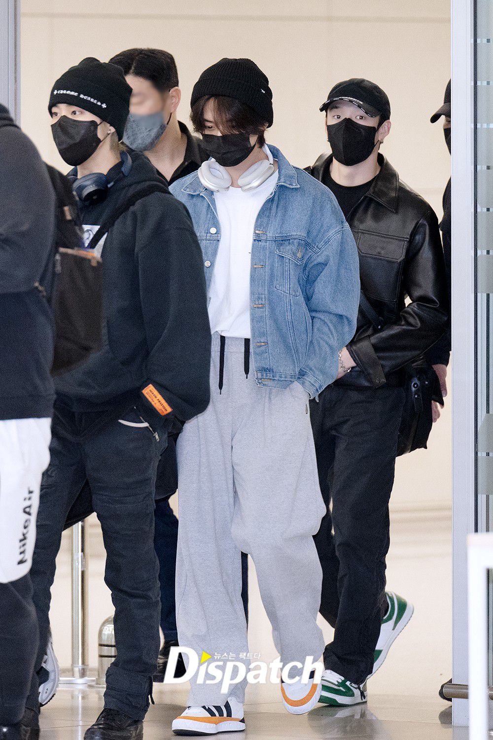 10 Gaya Airport Fashion ala Lee Know Stray Kids, Modis Maksimal!