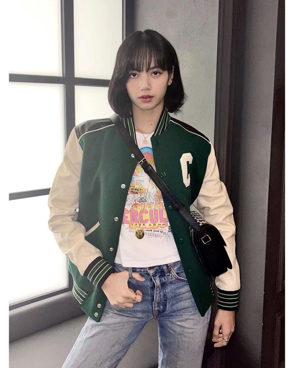 12 Style Lisa BLACKPINK dengan Outfit Nuansa Hijau, Super Catchy!