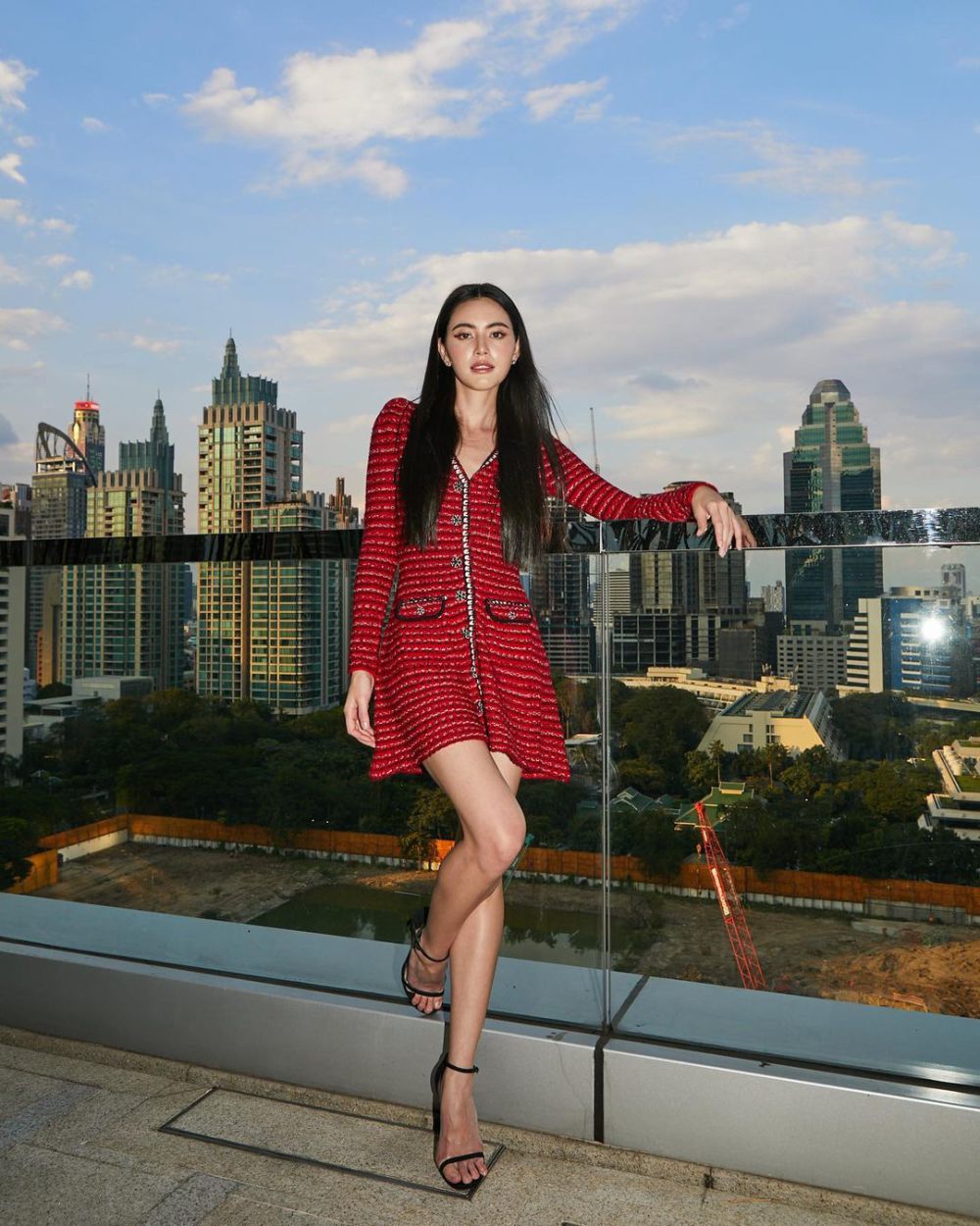 8 Referensi Outfit Davika Hoorne, Gaya Classy-nya Effortless