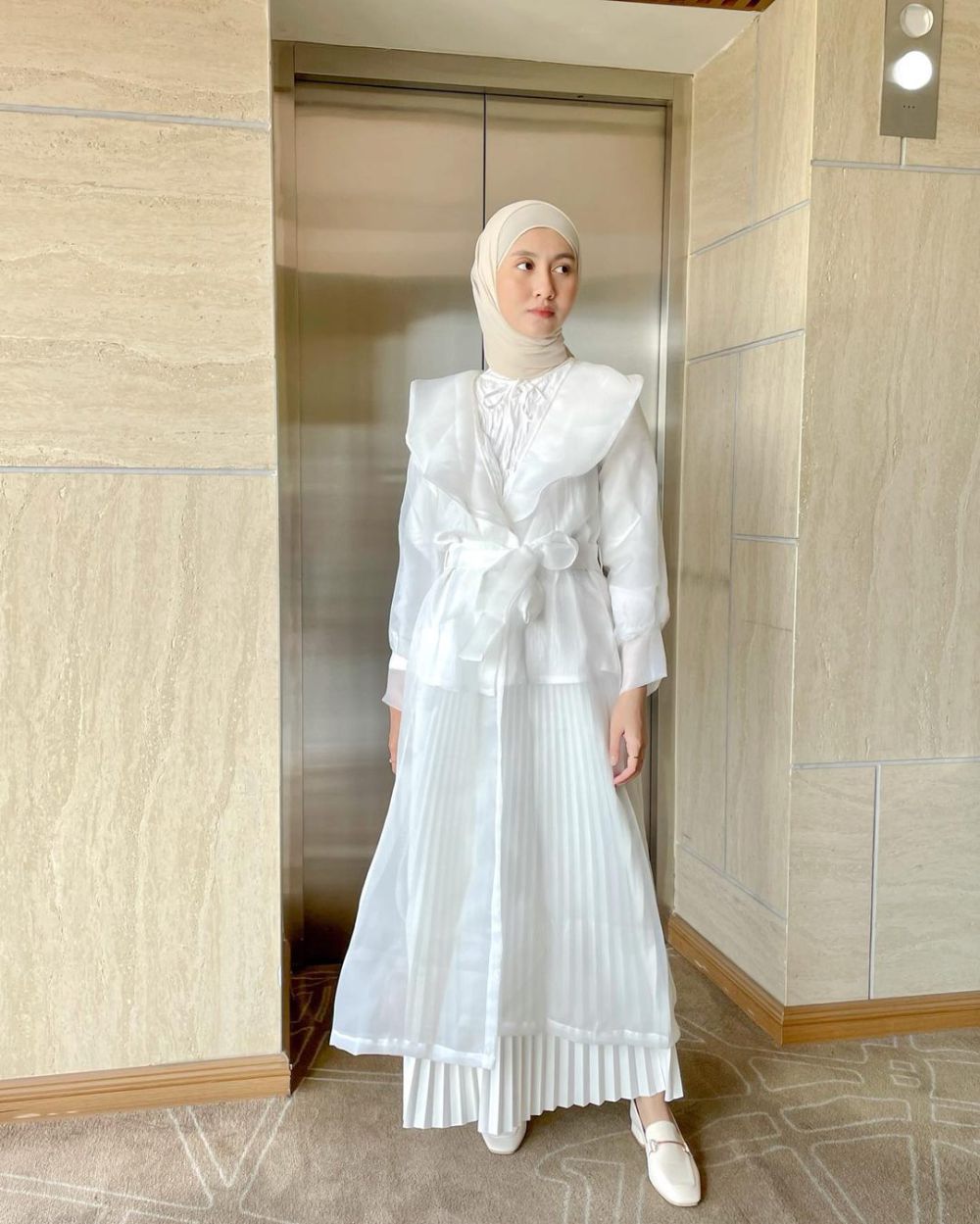 7 Gaya Kondangan Hijab Pakai Outfit Organza ala Selebgram Inas Rana