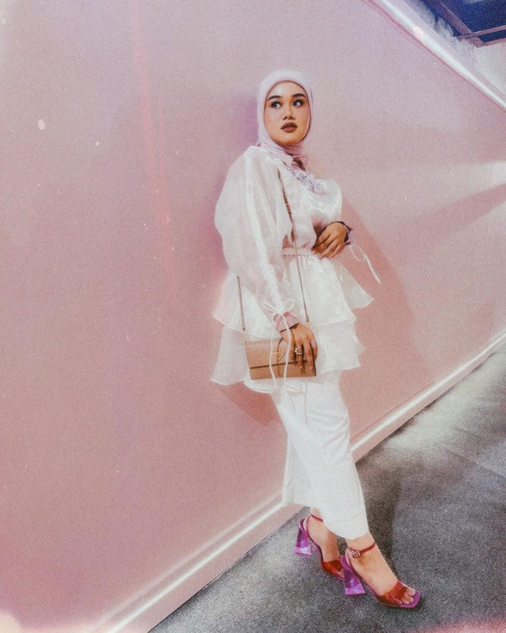 9 Referensi OOTD Hijab Warna Putih ala Fatya Biya, Super Stylish!