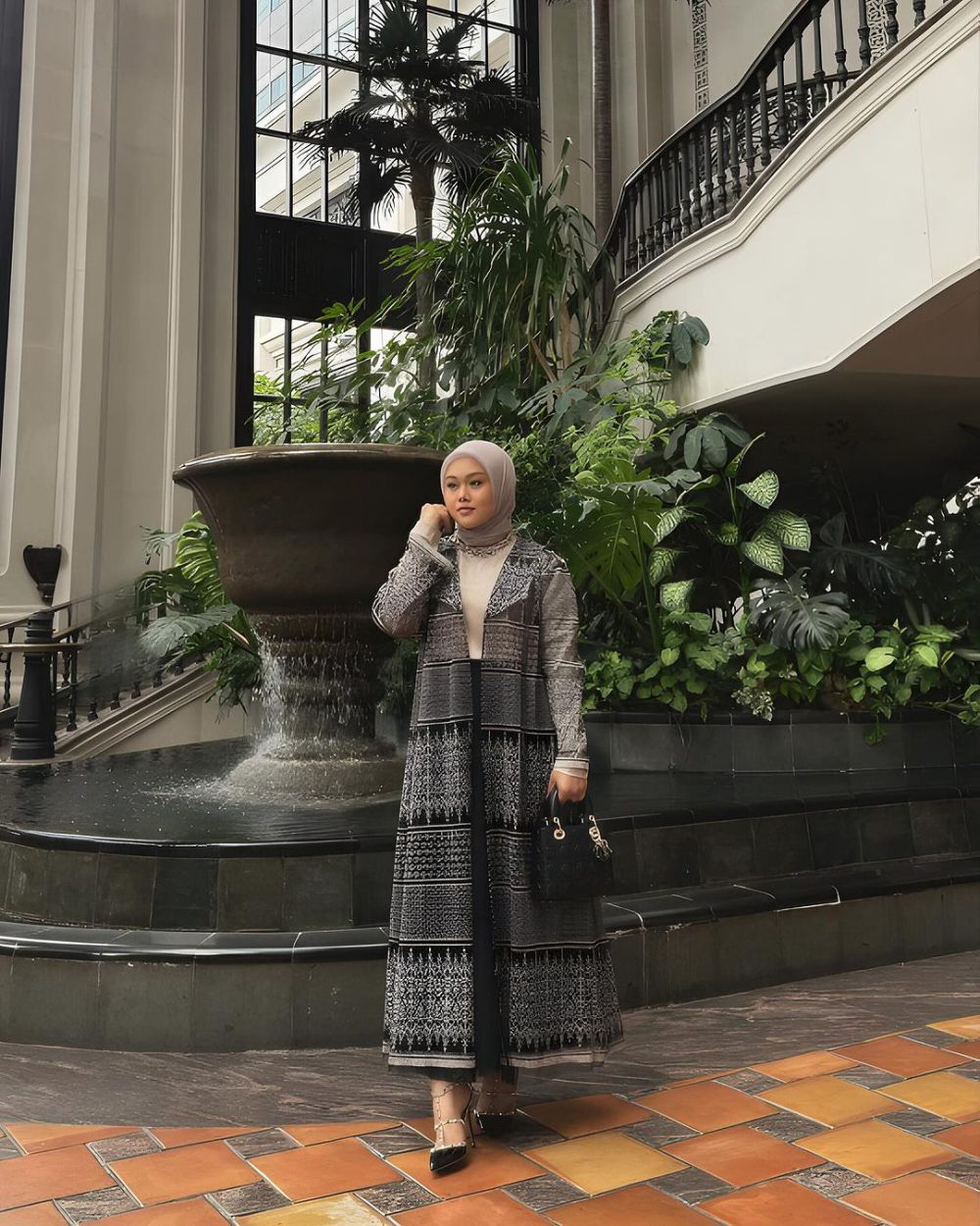 8 Ide Hijab Style ala Fatya Biya Pakai Outfit Warna Hitam, On Point!