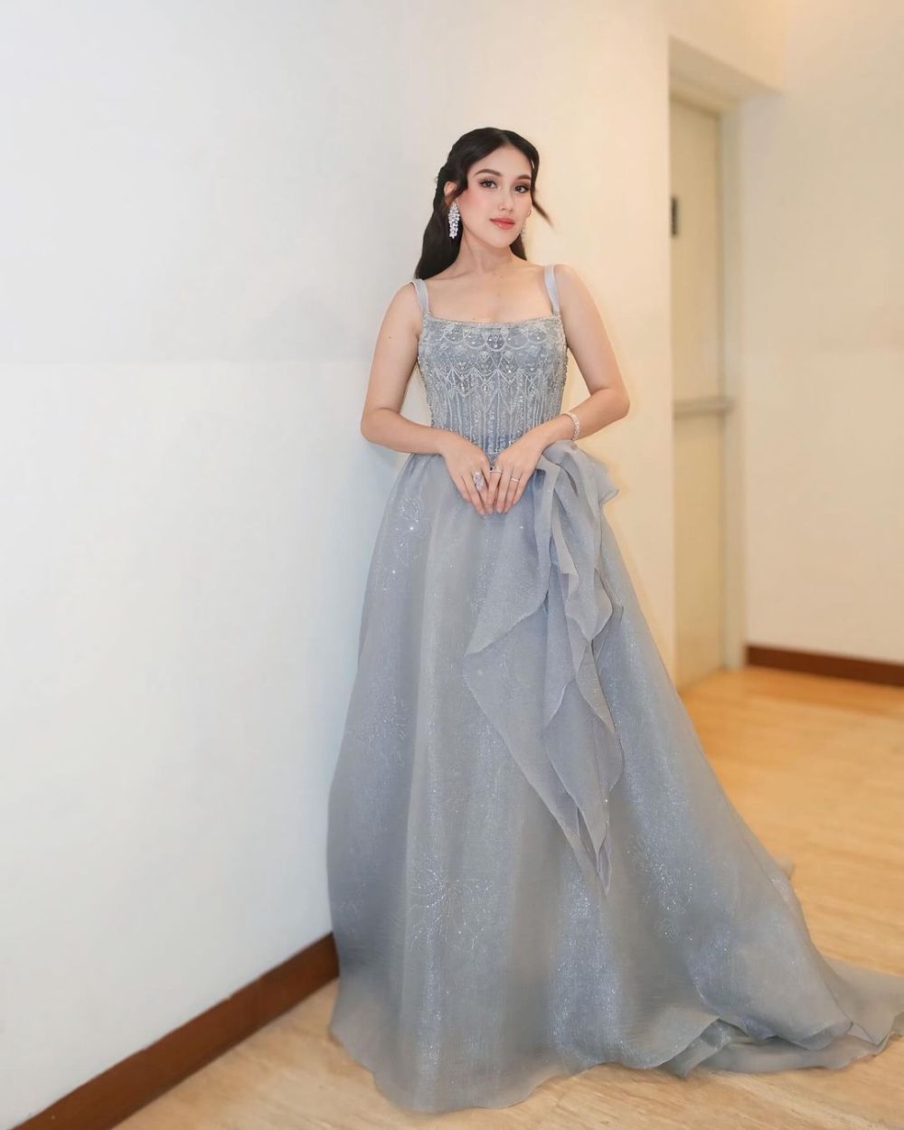 12 Gaya OOTD Ayu Ting Ting yang Fashionable, Bikin Pangling