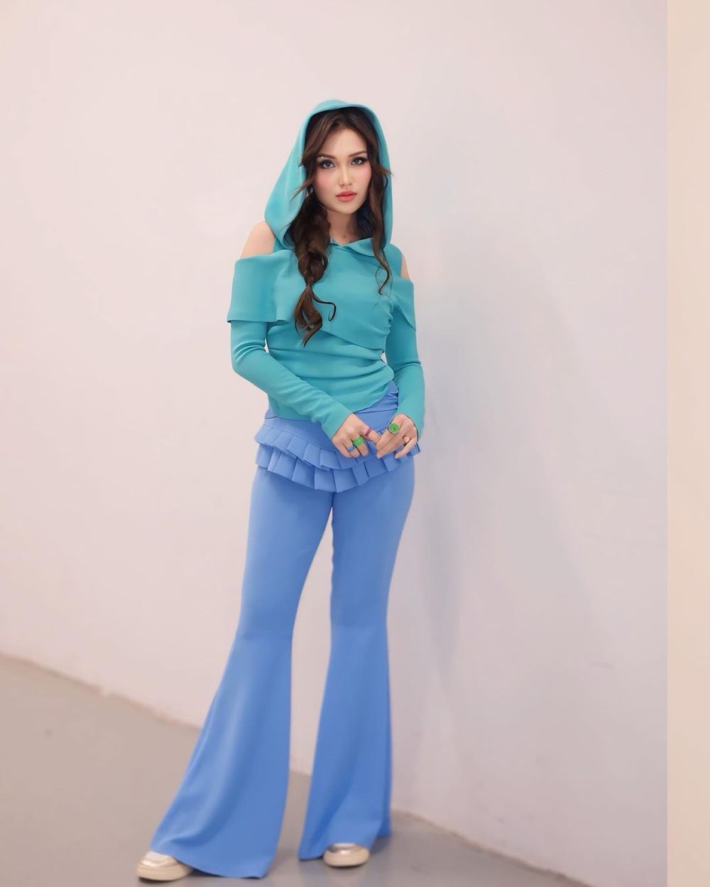 12 Gaya OOTD Ayu Ting Ting yang Fashionable, Bikin Pangling