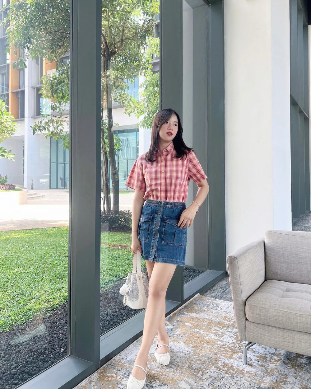 8 Inspirasi Styling Bawahan Denim Anggis Devaki, Tampak Edgy